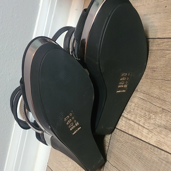 NWOT Michael Antonio Black and Metalic Platform 5" wedges. Never worn. - Picture 7 of 7